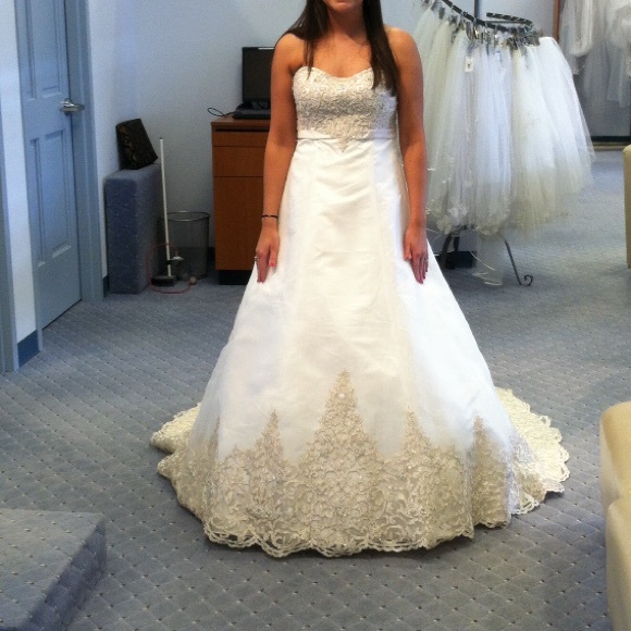 Alfred Angelo Saphire Collection Wedding Dress - Picture 3 of 7